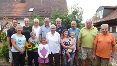 Bild: bk
Sein Alter sieht man ihm nicht an: Jubilar Karl Zwiebler (vorne, Mitte, mit Ehefrau) erhält viele Komplimente zu seinem 90.Geburtstag. Dazu gratulieren auch die Kinder Erika, Karl-Heinz, Klaus und Beate.