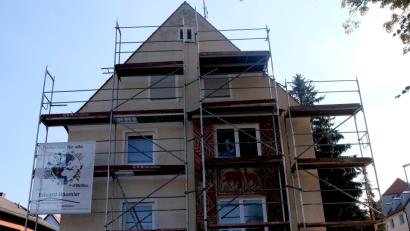 Bild: le
In der Flossenbürger Straße 24 ist der Sitz des Bauvereins. Zurzeit wird die auffallende Fassade des Hauses neu gestaltet.