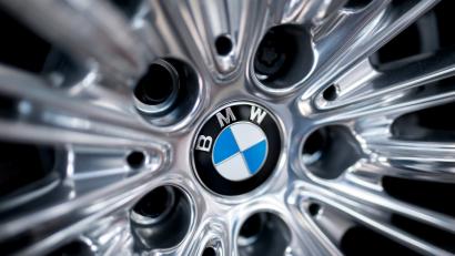 Bild: Sven Hoppe
Das BMW-Logo an einer Autofelge. Foto: Sven Hoppe/Archiv