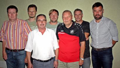 Bild: zer
Karlheinz Ströbert, Fabio Nicolella, Gerhard Meier, Alexander Seidl, Günther Hagn, Rainer Spannl und Hauptvereinschef Josef Schiesl sind die führenden Köpfe beim Förderverein der SpVgg.