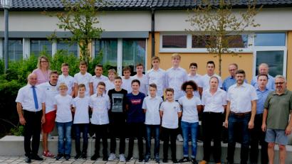 Bild: do
Vereint in einer Spielgemeinchaft wurden die C-Jugendkicker aus Speinshart, Neustadt am Kulm und Trabitz Meister in der Kreisklasse 1 Amberg/Weiden und steigen in die Kreisklasse Weiden auf. Unser Bild zeigt das Team mit den Bürgermeistern Albert Nickl, Carmen Pepiuk und Karl-Heinz Schultes, den Betreuern, Ehrenvorstand Andreas Steinl und Ehrenmitglied Norbert Schnödt.