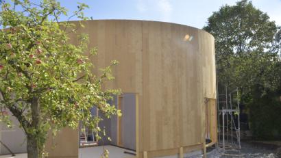 Bild: Karin Wilck
Die Ellipsenform des neuen Pfarrheims von Herz Jesu wird langsam sichtbar.