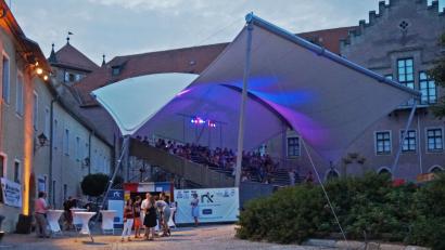 Bild: weu
Die Festspiel-Tribüne hat ihre Feuertaufe als Open-Air-Kino bestanden. Zur Premiere wurde das Drama "Aus dem Nichts" gezeigt, bis Samstag wird jeden Abend ein weiterer Film gezeigt. Durch das sichere Dach wären auch Aufführungen bei schlechtem Wetter möglich.