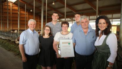 Bild: sne
Landesvorsitzender Josef Wetzstein (links) zeichnet Konrad Lehner (Zweiter von rechts.) und seine Familie für 25 Jahre Mitgliedschaft bei Bioland aus. Auch die bayerische Landwirtschaftsministerin Michaela Kaniber (rechts) gratuliert.