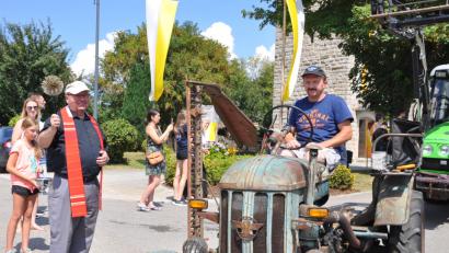 Bild: es
Für den Hanomag von Rainer Richthammer aus Kleinschwand, Baujahr 1955, interessieren sich bei der Traktorensegnung durch Pfarrer Wilhelm Bauer (links) am Sonntag beim Kirchenfest viele.