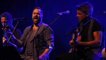 Bild: Andrea Herdegen
Als erstklassiger Entertainer mit gefühlvoller Soul-Stimme begeistert Laith al-Deen (Mitte) bei seinem Konzert auf der Luisenburg.