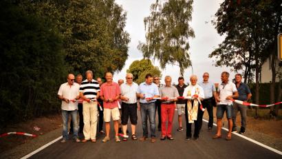 Bild: arw
Bürgermeister Markus Ludwig (Fünfter von links), Gemeinderäte und Vertreter der beteiligten Baufirmen durchschneiden das rot-weiße Band.