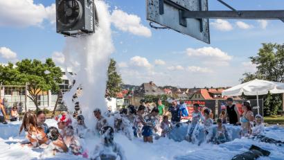 Bild: Feuerwehr Windischeschenbach
Dichtes Gedränge unter der Schaumkanone: Bei tropischen Temperaturen eine begehrte Erfrischung