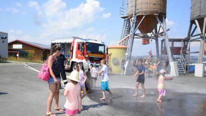 Bild: bey
Vorne gibt´s eine Abkühlung, im Hintergrund können sich die Kinder im Rettungsgurt hochhieven lassen.