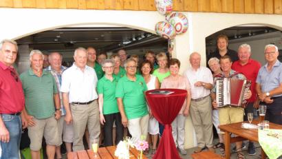 Bild: Dobmeier
Viele Gratulanten scharten sich um den Präsidenten der Siedlergemeinschaft "Am Krumpes" Edi Nickl (Sechster von rechts) am vereinseigenen Gerätehaus in Weiden Ost.