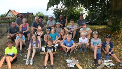 Bild: dob
Das Abenteuer-Kindercamp der Krieger- und Soldatenkameradschaft Böhmischbruck ist heuer auch eine hervorragende Lehrstunde. Vorsitzender Michael Reil und seine Frau Manuela (hinten, links) haben die Veranstaltung mustergültig mit ihrem Team vorbereitet.