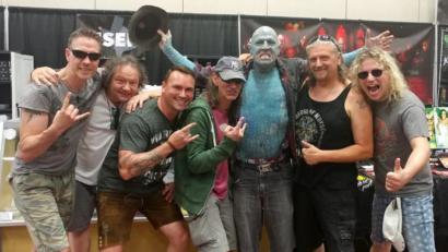 Bild: exb
Gruppenbild im Convention-Center in El Paso mit Paul Lawrence von Band „Human Marvels“. Als komplett tätowierter Performance-Künstler „The Enigma“ ist er weltbekannt.