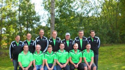 Bild: kro
Die Aktiven der Sparte Eisstock der Kondrauer Sportfreunde. Die Sparte feiert in diesem Jahr ihr 50-jähriges Bestehen. Links sitzend Spartenleiter Thomas Klein. Dahinter links stehend Manfred Schabner, der 29 Jahre die Sparte leitete.