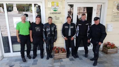 Bild: mor
Ins Waldviertel nach Niederösterreich führte die Tour der „Motorradfreunde Grafenwöhr“. Einen Besuch starten die Biker um Wolfgang Walberer dabei den der Partnergemeinde Grafenwörth ab.