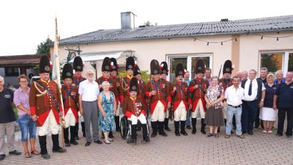 Bild: fvo
Helmut Gollwitzer (Sechster von links) wurde anlässlich seines 70. Geburtstags zum Ehrengrenadier ernannt.