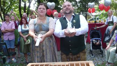 Bild: Kunz
Mit weißen Tauben ins Eheglück. Bild: Kunz