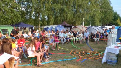 Bild: soj
Einer der Höhepunkte war der Gottesdienst am Freitagabend mit Kolpingdiözesanpräses Karl-Dieter Schmidt. Der Gottesdienst wurde von Kindern und Jugendlichen der Kolpingfamilie mitgestaltet. Eltern hatten ein Predigtspiel vorbereitet. Ein Netz aus verschieden farbigen Fäden wurde geknüpft.