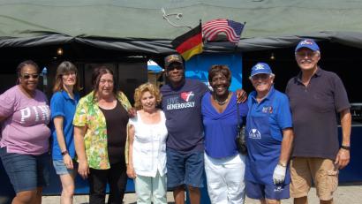 Bild: az
Betty (3.v.rechts), links daneben ihr Mann Freddy Jones besuchten das Deutsch-Amerikanische Volksfest und natürlich "ihren" Kontaktclub. Neben Freddy Anni Brunner, neben Betty Präsident Walter Brunner.