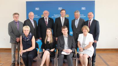 Bild: bk
Aus den Händen von Regierungspräsident Rainer Haslbeck (stehend, Dritter von rechts) erhalten Stefan Bergler (sitzend, Zweiter von rechts) und Lorena Neuberger (links daneben) in Landshut die Rettungsmedaille. Vizelandrat Albert Nickl und Bürgermeistervertreter Herbert Rudolph (stehend, von rechts) gratulieren.