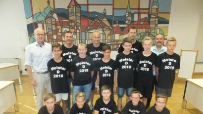 Bild: ibj
Zu ihrer Leistung gratulierten den Nachwuchskickern mit Betreuer Markus Simon, Trainer Helmut Graf und Betreuer Christian Graf (hinten ab zweiter von links) die Bürgermeister Bernhard Lindner und Peter Dotzler (hinten links und rechts).