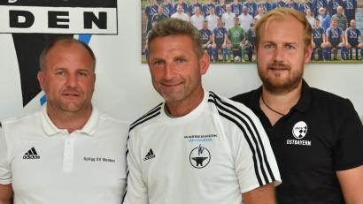 Bild: A. Schwarzmeier
Klaus Rodler (Mitte) ist ab sofort neuer Leiter des BFV-Nachwuchsleistungszentrums und DFB-Stützpunkts am Weidener Wasserwerk. SpVgg-SV-Vorsitzender Michael Kurz (links) und Johannes Ederer, DFB-Stützpunktkoordinator Ostbayern, begrüßten den „Rückkehrer“.