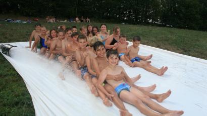 Bild: wro
Gemeinsam macht das Rutschen gleich noch mehr Spaß. Beim Ferienprogramm der Feuerwehr beteiligte sich fast die gesamte Falkenberger Dorfjugend.