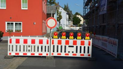 Bild: jr
Seit Dienstag für den Fahrzeugverkehr gesperrt ist die Konnersreuther Ortsdurchfahrt im Bereich zwischen der Raiffeisenbank und der Schule.