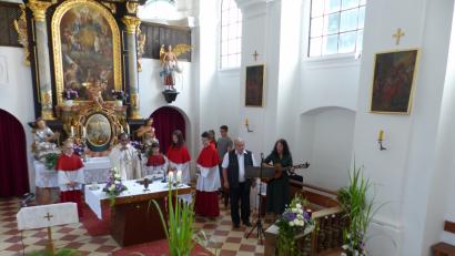 Bild: fsc
Pfarrer George Parankimalil am Altar umgeben von den Ministaranten und dem „Neualbenreuther Zwio“.