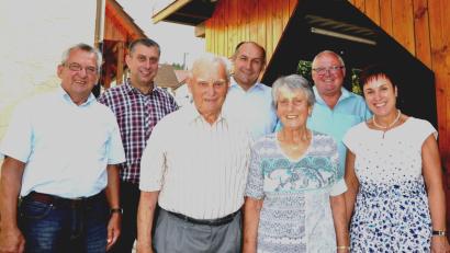 Bild: es
Christoph Lang (vorne, Zweiter von links) neben seiner Frau Gertraud feierte am Dienstag seinen 90.Geburtstag. Es gratulierten von links Hans Maier von der Kirchenverwaltung, Sohn Reinhard, Bürgermeister Max Völkl, Bürgemeister Heinz Weigl und Tochter Ingrid.
