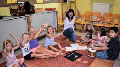 Bild: rgr
Die Kinder erlebten die Geschichte vom "Kleinen Bären" durch Lilia Gette und durften selbst die Klangstäbe und andere Rhytmusgeräte einsetzen.