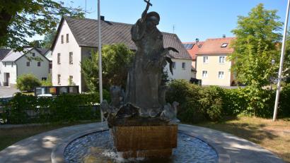 Bild: jr
Vor 25 Jahren erhielt der vom Künstler Engelbert Süß geschaffene Pater Liberat-Weiß-Brunnen am Kirchplatz den kirchlichen Segen. Zum Jubiläum finden an diesem Freitag ein Festgottesdienst und ein Konzert statt.