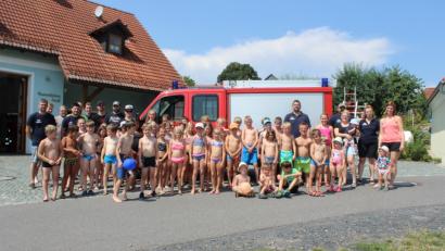 Bild: exb
Etwa 50 Kinder hatten viel Spaß beim Ferienprogramm mit Wasserrutsche und Pool. Den Tag organisierte die Feuerwehr Rosall.