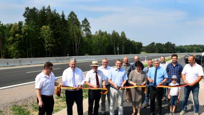 Bild: Petra Hartl
Symbolisches Band-Durchschneiden auf dem das ausgebaute B 85-Teilstück (Hintergrund) begleitenden, asphaltierten Forst- und Radweg (vorne, von links): Stefan Noll (Staatliches Bauamt), Landrat Richard Reisinger, Bundestagsabgeordneter Alois Karl, Bürgermeister Josef Gilch, die ehemalige Bundestagsabgeordnete Barbara Lanzinger, Bundestagsabgeordneter Karl Holmeier und Tiefbauunternehmer Helmut Seebauer (rechts).
