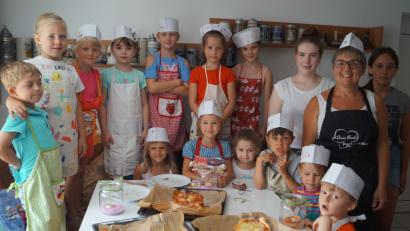 Bild: du
Das Pizzabacken mit Kursleiterin Doris Bock war für 15 kleine Bäcker wieder ein besonderes Ferienerlebnis.