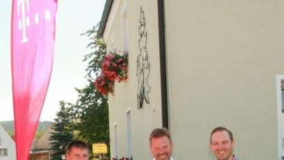 Bild: gef
Von links: Josef Markl (Telekom), Bürgermeister Alwin Märkl, Enrico Delfino (Telekom).