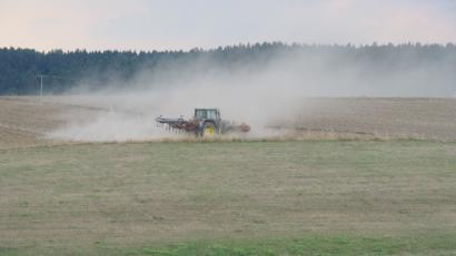 Bild: bl
Kein Flächenbrand, nur eine Staubwolke: Vielerorts versuchen Landwirte jetzt Zwischenfrüchte anzubauen, doch ohne Regen ist die Mühe vergebens. Vor allem den Biobauern geht das Grünfutter aus.