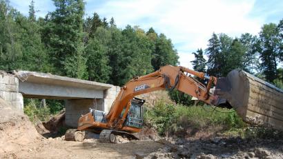 Bild: sm
Die Sanierung der Brücke über die Dürrschweinenaab bei Buch hat begonnen-. Bild: sm