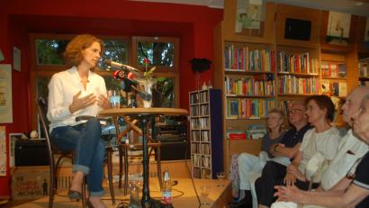 Bild: Hanna Gibbs
Vor 100 Besuchern las Anja Wolbergs aus ihrem Roman vor.