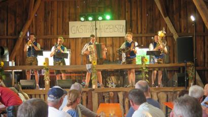 Bild: jzk
Jonas Stauber, Moritz Rothmeier, Simon Schmidt, Stefan Schmidt und Christian Koch (von links) heizen ihren Zuhörern gehörig ein.