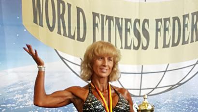Bild: privat
Stolz präsentiert die Kirchenthumbacherin Martina Whitten den Pokal, den sie für den sechsten Platz bei der Europameisterschaft Ende Juni in Bindlach erhalten hat.