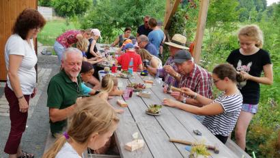 Bild: rpp
Eltern und Großeltern helfen tatkräftig beim Bau der Holzschifferln mit. Auch die Senioren des Obst- und Gartenbauvereins stehen den Kindern mit Rat und Tat zur Seite