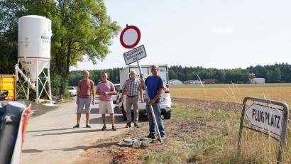 Bild: Lukas Meister
Ab Samstag ist die Zufahrt zum Flugplatz Latsch aus Richtung Latsch wieder möglich. Dann kommen auch die Sperrschilder weg, zeigen sich Johannes Menner, Herbert Käs (beide Ingenieurbüro Kohl) , Anton Menner und Markus Koller (beide Stadtwerke Weiden) erfreut.