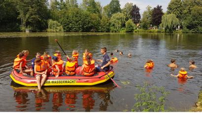 Bild: u
Knapp 50 alles andere als wasserscheue Kinder haben großen Spaß bei der Auftaktveranstaltung des Ferienprogramms der Wasserwacht und Anglerfreunde. Mit dem Schlauchboot erkunden sie den Mühlweiher.