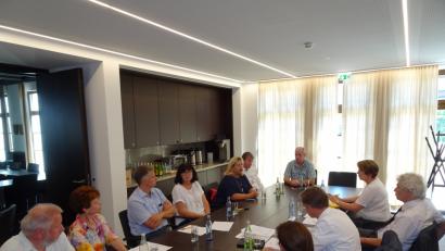 Bild: rti
Vertreter der Wohlfahrtsverbände (linke Seite) tauschen sich mit der Spitze des Landratsamts und den Landtagsabgeordneten zur Flüchtlings- und Integrationsberatung aus.