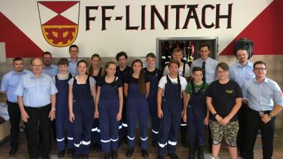 Bild: gto
Vordere Reihe von links: Kreisbrandinspektor Hubert Blödt, Andreas Forster, Franziska Lehnert, Lena Schlaffer, Leonie Saller, Simon Böller, Tim Saller, Esche Daniel, Jugendwart Philipp Haindl. Hintere Reihe von links: Schiedsrichter Alex Zeitler, Jugendwart Philipp Meier, Lias Batek, Michael Voith, Leon Freller, Lukas Heil, Ausbilder Andreas Batek, Kommandant Benjamin Weiß