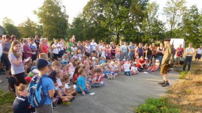 Bild: mad
Eine große Zahl an Kindern und Erwachsenen wollte die Märchenwanderung der Theaterfreunde miterleben.
