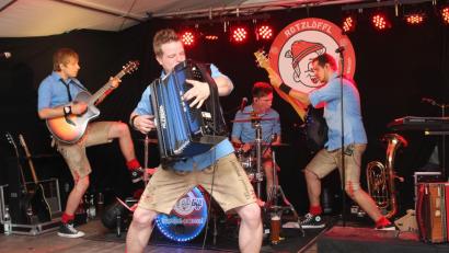 Bild: war
"Rotzlöffl" in Action. In Flossenbürg sorgen die Boarisch-Rocker zur Eröffnung der Kirwa im Festzelt gleich für einen Kracher.