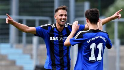 Bild: Büttner, Gerhard
„Keine Sorge Jungs, ich bin wieder dabei.“ Die SpVgg SV Weiden hofft im Heimspiel gegen Waldkirchen auf die Treffsicherheit von Benjamin Werner (links, mit Moritz Zeitler), der bei der ersten Saisonpleite in Passau noch gefehlt hatte.