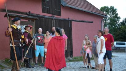 Bild: gi
Neben der Geschichte um Matere erfährt der Besucher vieles über Schloss Burgtreswitz bei der Erlebnisführung mit der Schauspieltruppe „Gensbloud & G’schling“.
Die Soldaten fordern am Eingang Pflasterzoll.