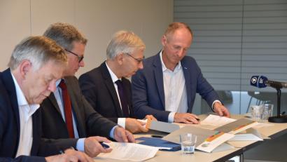 Bild: Pausch, Alexander
Karl Freller (von links), Bernd Sibler, Udo Hebel und Jörg Skriebeleit unterzeichnen den Kooperationsvertrag von Universität Regensburg und KZ-Gedenkstätte Flossenbürg.